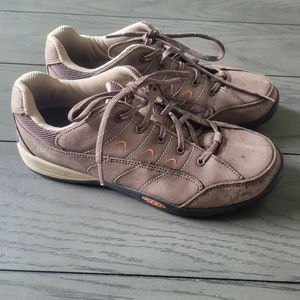 Cabelas shoes sneakers 8.5 brown Women's